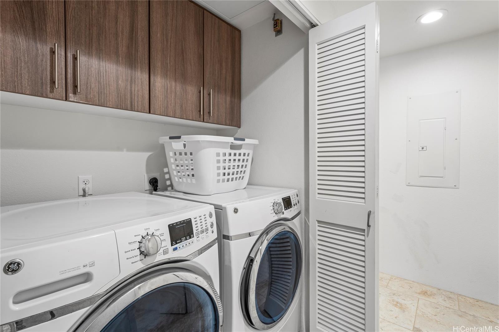 437 Kailua Road, Unit 6102 Kailua, HI 96734 - Photo 22 of 22 a utility room with dryer and washer