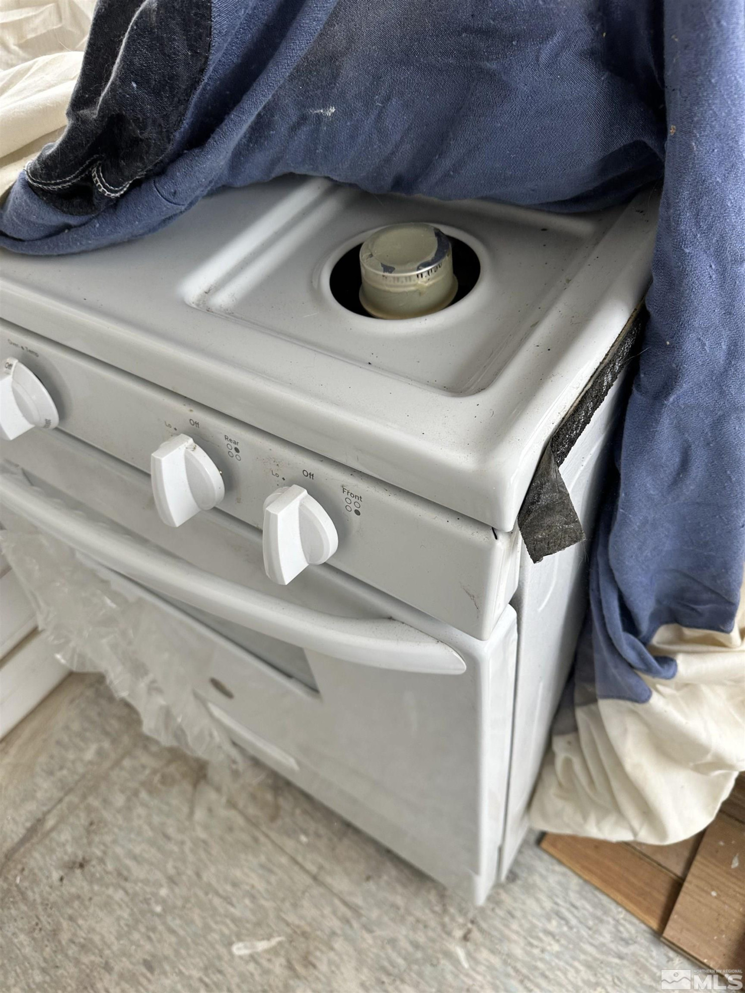 251 South Prospect Street Tonopah, NV 89049 - Photo 23 of 25 a close view of stove