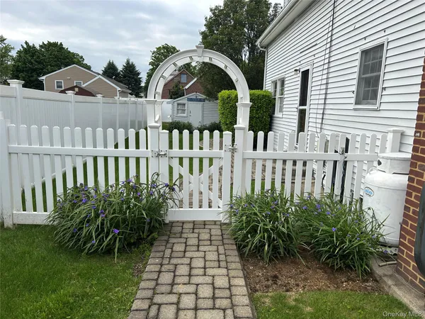 a view of a house with backyard and garden