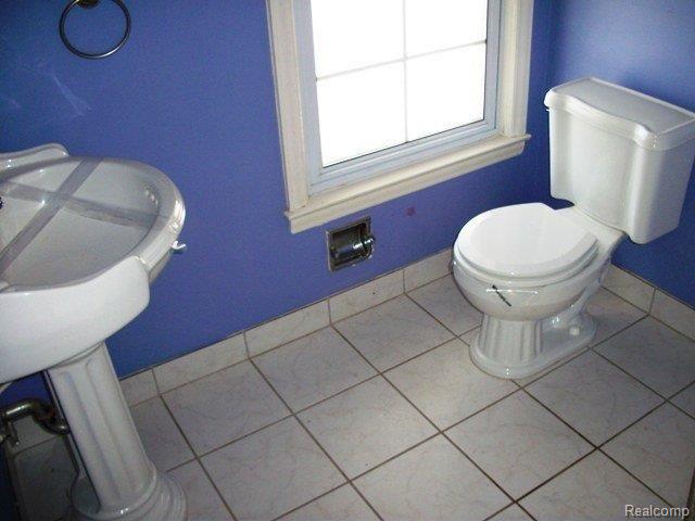 586 Neff Road Grosse Pointe, MI 48230 - Photo 8 of 12 264-029084 - Bathroom 2.JPG