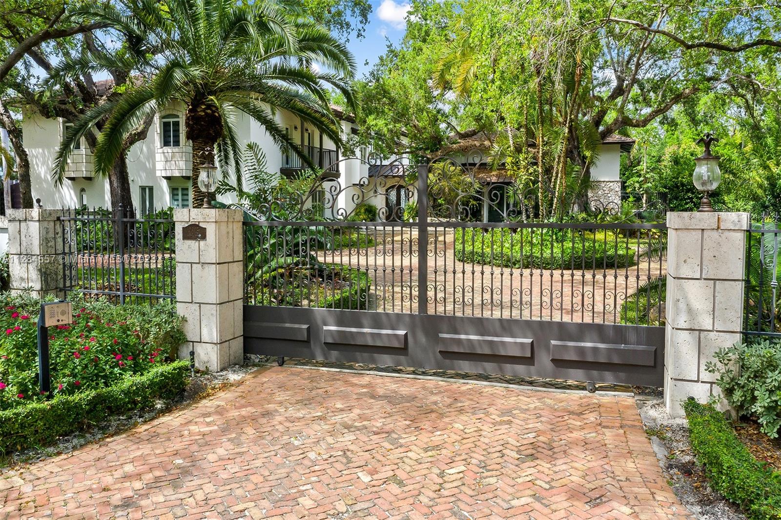 4845 Davis Road Miami, FL 33143 - Photo 3 of 34 a backyard of a house with lots of green space