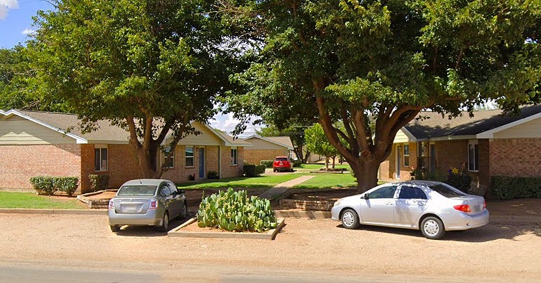 1100 12th Street Seagraves, TX 79359 - Photo 5 of 6 a front view of a house with garden