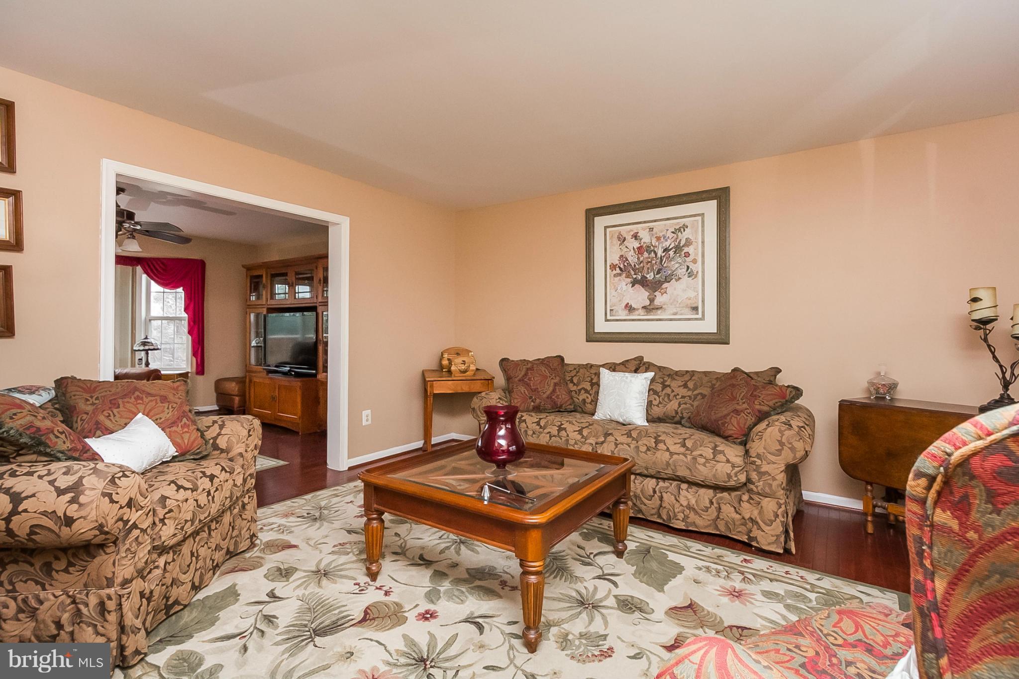 9112 Cove Point Road Baltimore, MD 21219 - Photo 3 of 30 Living Room