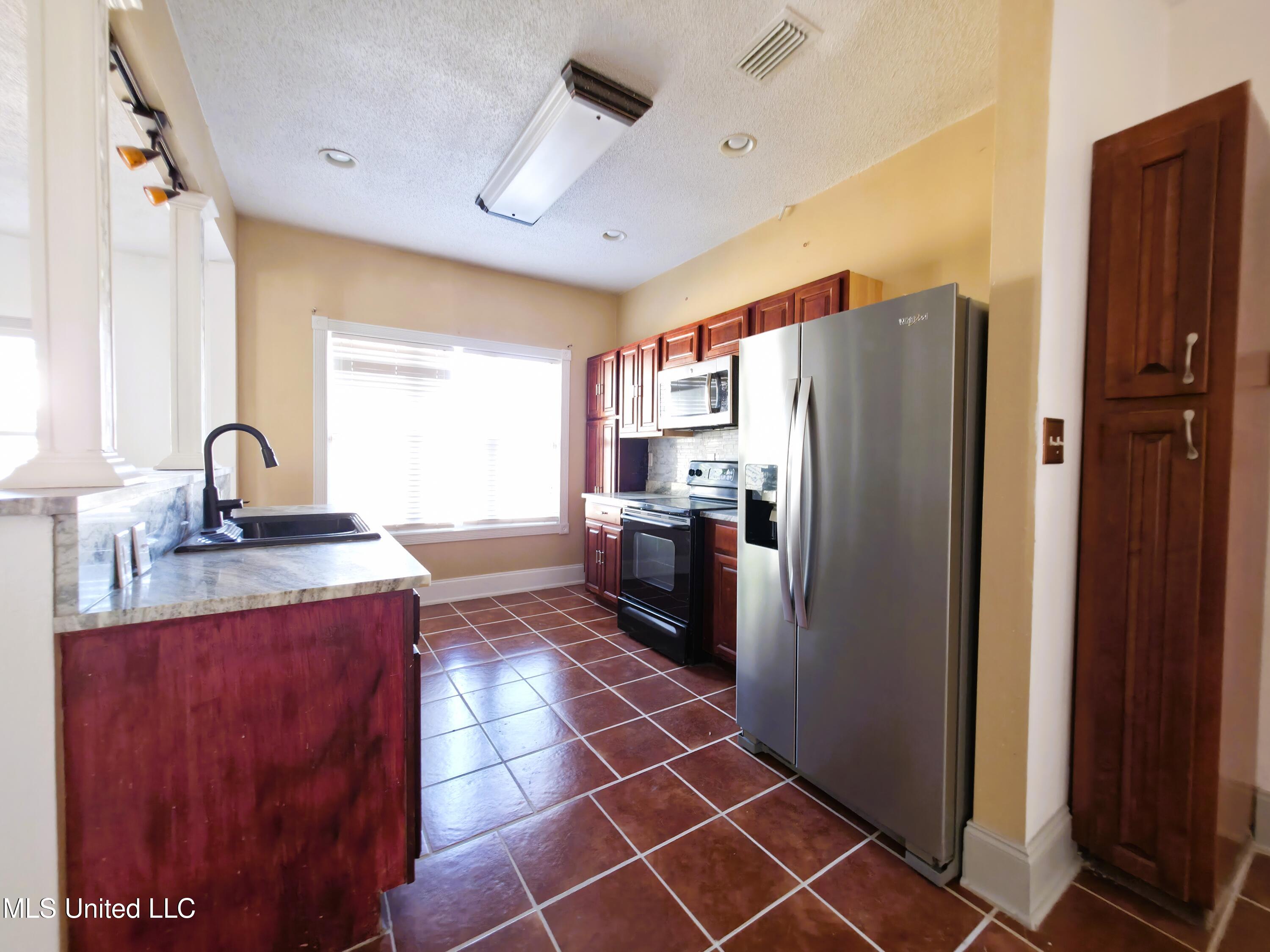 4700 Thompson Street Moss Point, MS 39563 - Photo 12 of 25 20260202_095258