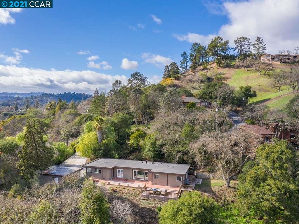 a view of a houses with a yard