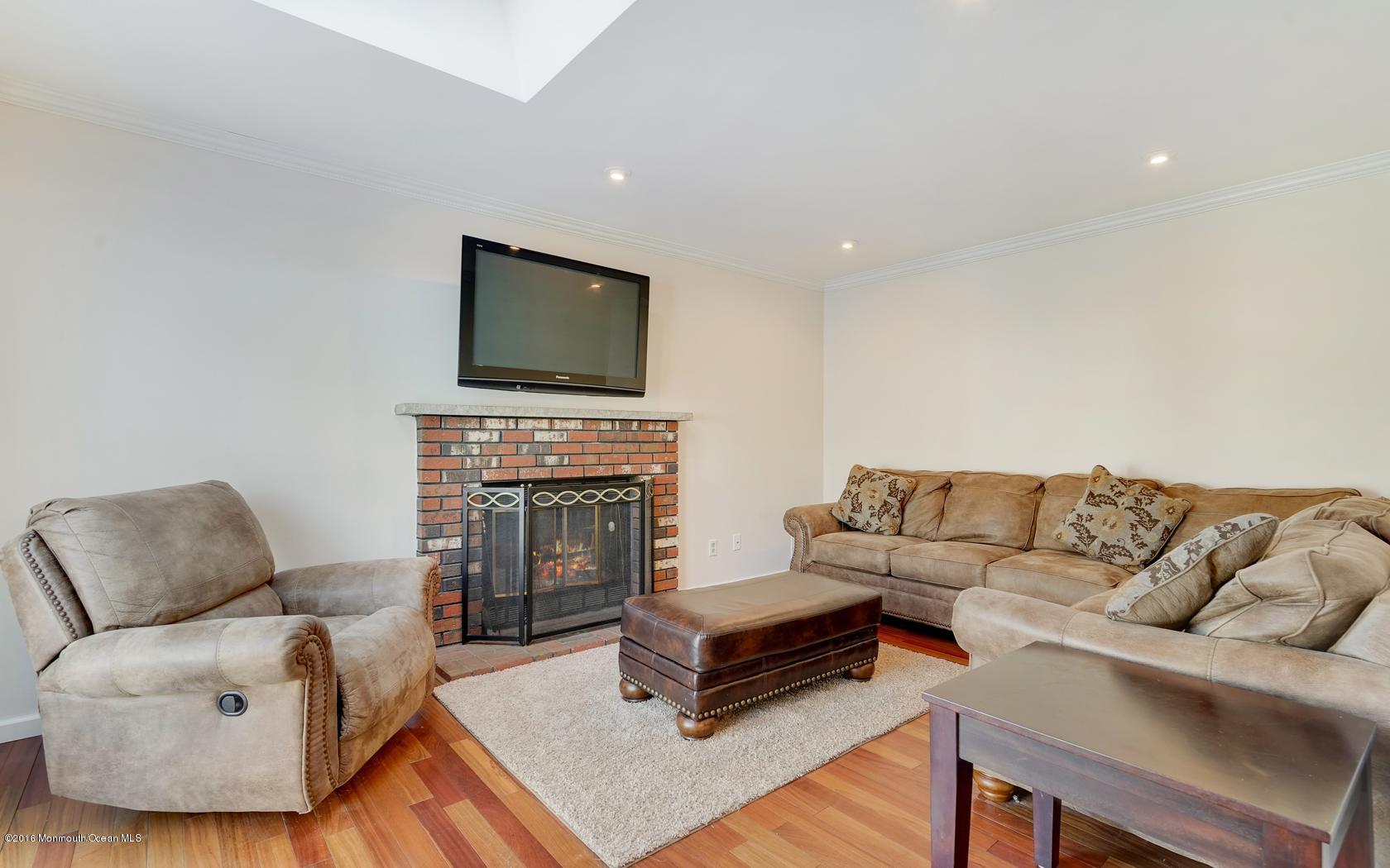 94 Appletree Road Howell, NJ 07731 - Photo 2 of 20 Warm Cozy Family Room!