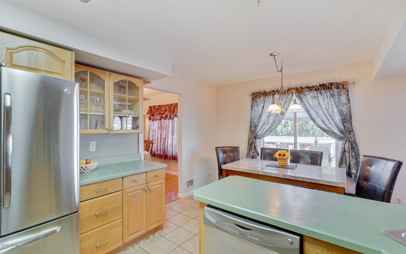 94 Appletree Road Howell, NJ 07731 - Photo 5 of 20 Eat in Kitchen