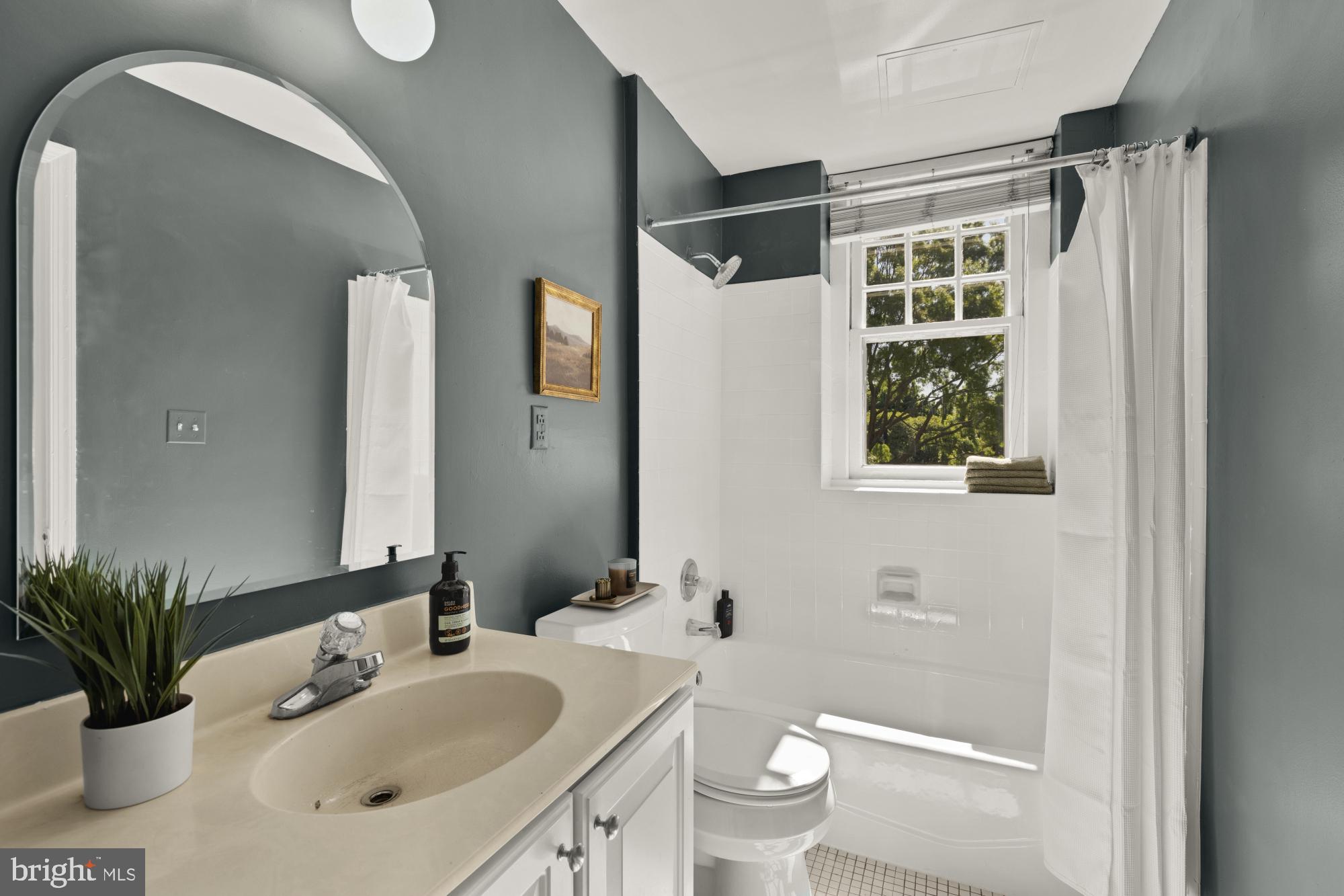 3426 16th Street Northwest, Unit 101 Washington, DC 20010 - Photo 19 of 38 En suite bath