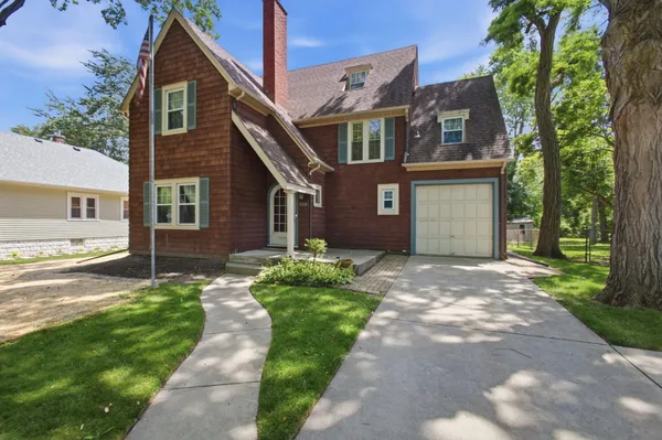 $375,000 | 109 Elmwood Place, Crown Point, IN 46307