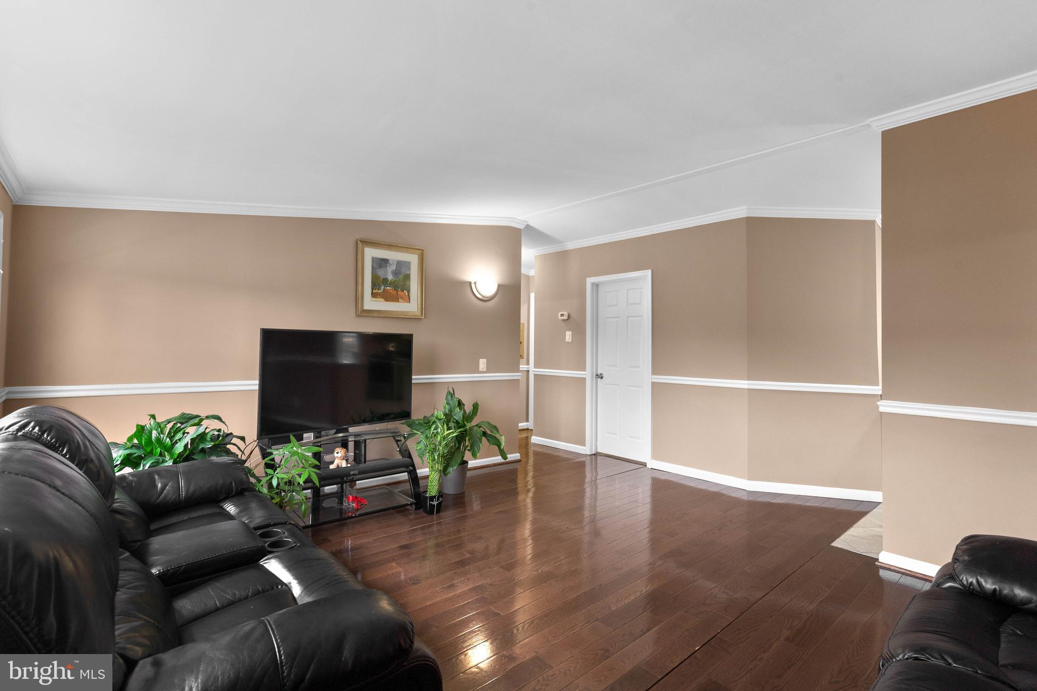 7835 East Hill Road Mount Airy, MD 21771 - Photo 4 of 25 Living Room