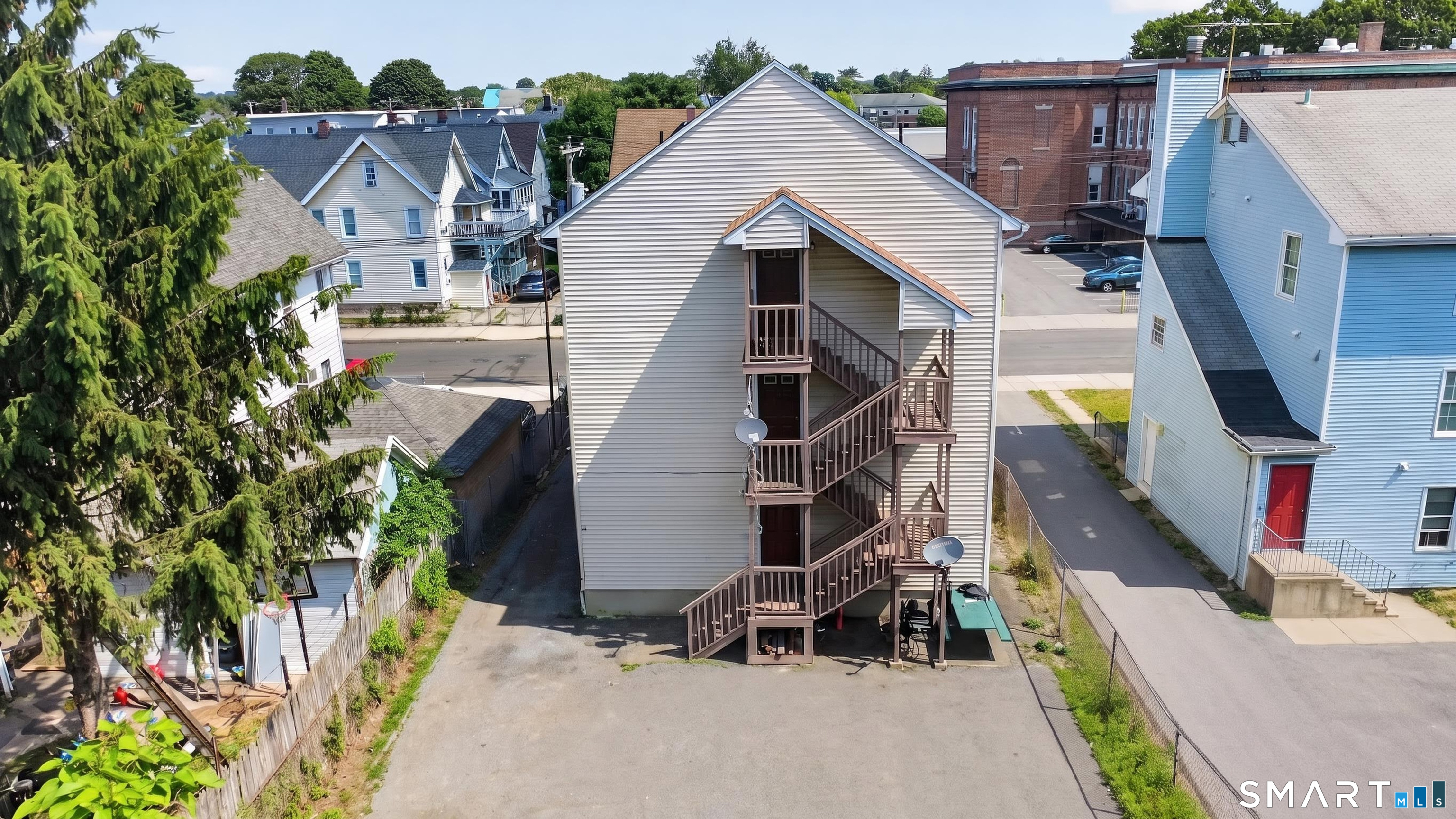 626 Stillman Street Bridgeport, CT 06608 - Photo 7 of 38