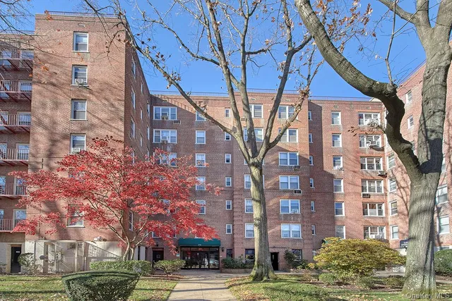 $435,000 | 27-10 Parsons Boulevard, Unit 6H | Flushing