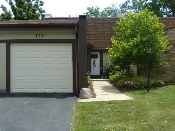 $379,000 | 139 Cascade Drive, Indian Head Park, IL 60525
