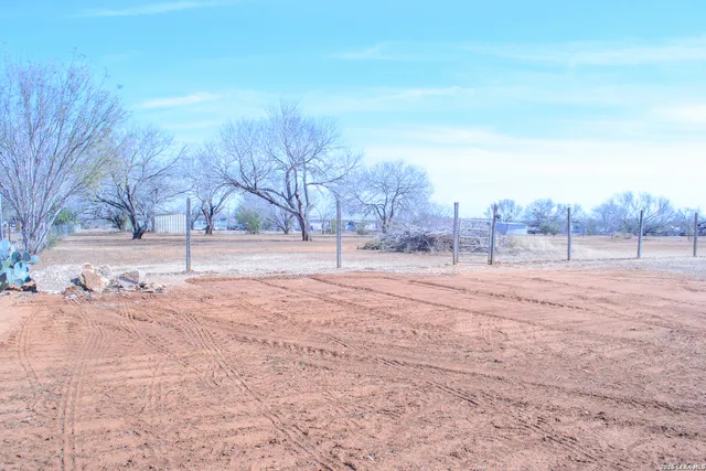 $260,000 | 290 Crestfield Drive, Pleasanton, TX 78064