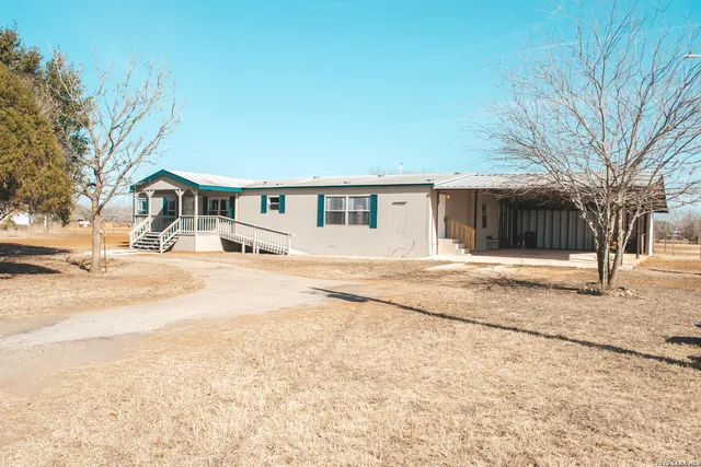 $260,000 | 290 Crestfield Drive, Pleasanton, TX 78064