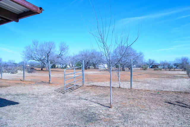 $260,000 | 290 Crestfield Drive, Pleasanton, TX 78064