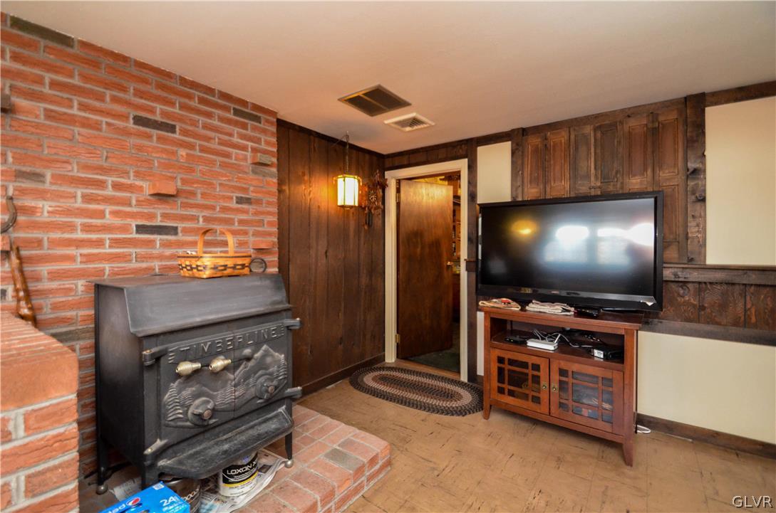 1956 Woodbury Road Bethlehem, PA 18017 - Photo 9 of 25 Gallery Image 9
