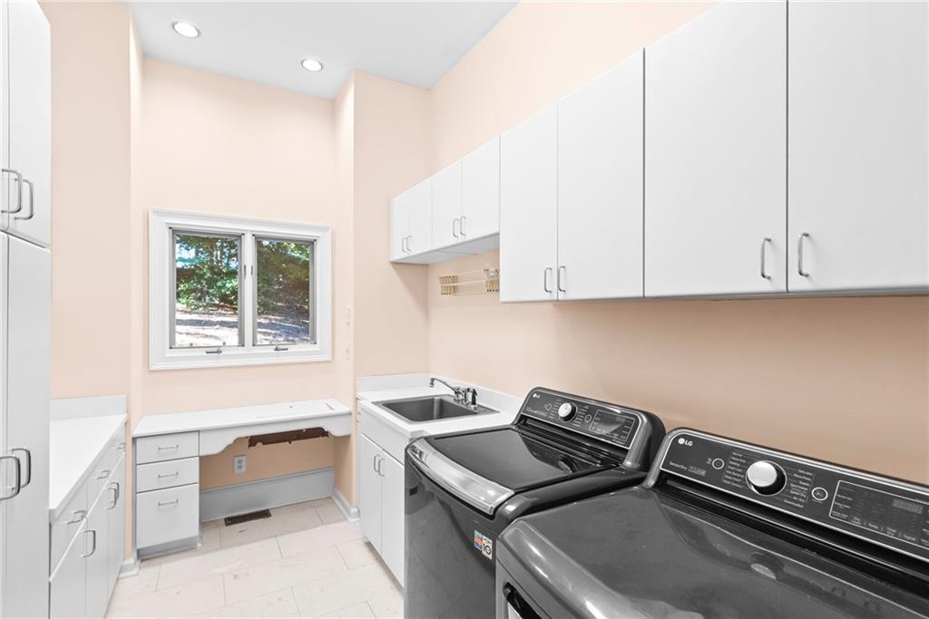 520 Chestnut Rose Lane Sandy Springs, GA 30327 - Photo 62 of 94 a kitchen that has a sink and a stove