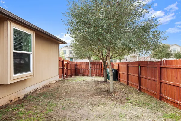 a view of a backyard