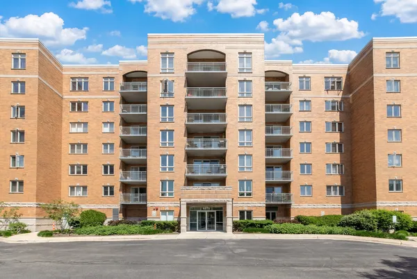 $409,900 | 6815 North Milwaukee Avenue, Unit 605, Niles, IL 60714