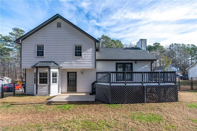 a view of a backyard