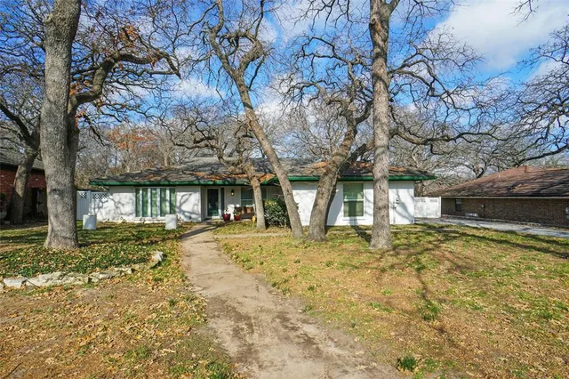 $335,000 | 141 Timberlake Drive, Azle, TX 76020