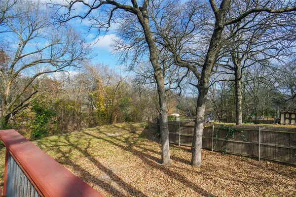 a view of a backyard