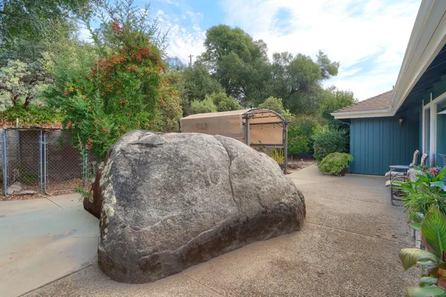 a view of a back yard of the house