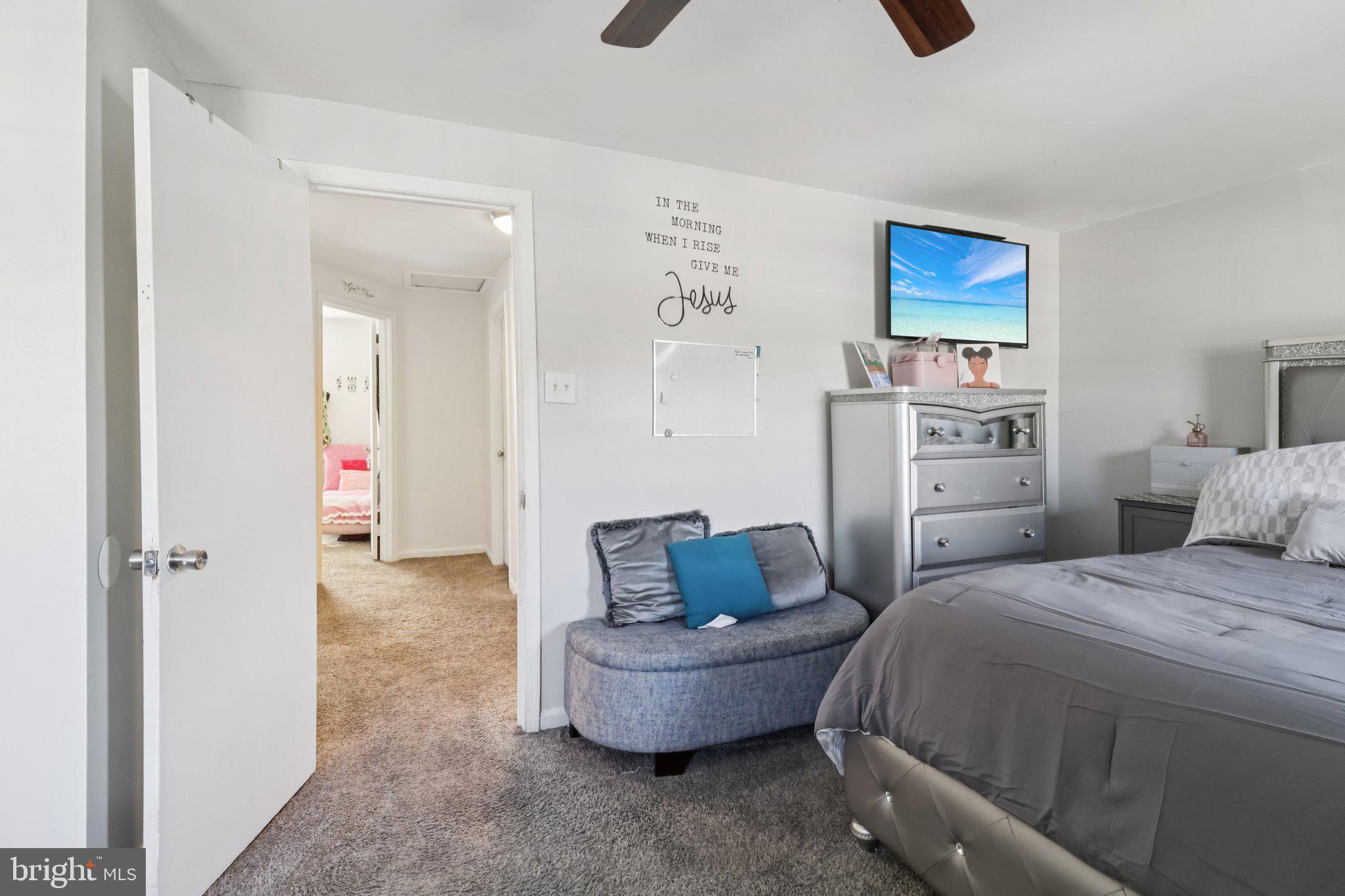 1456 Potomac Heights Drive, Unit 145 Fort Washington, MD 20744 - Photo 20 of 50 a bedroom with a bed and a couch