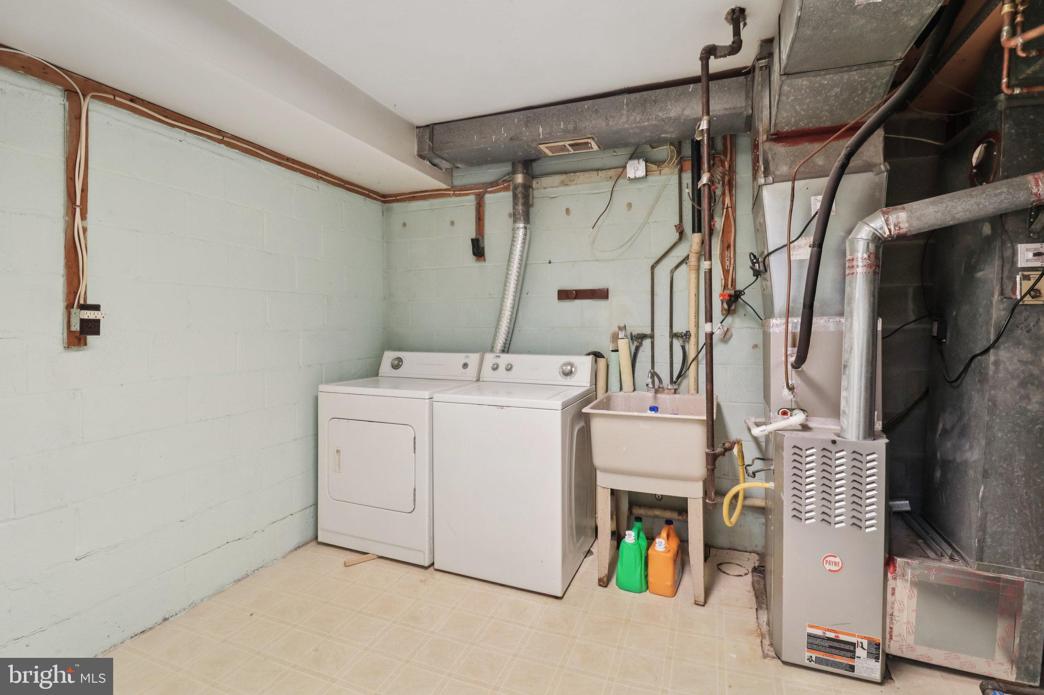 1456 Potomac Heights Drive, Unit 145 Fort Washington, MD 20744 - Photo 35 of 50 a utility room with a washer and dryer