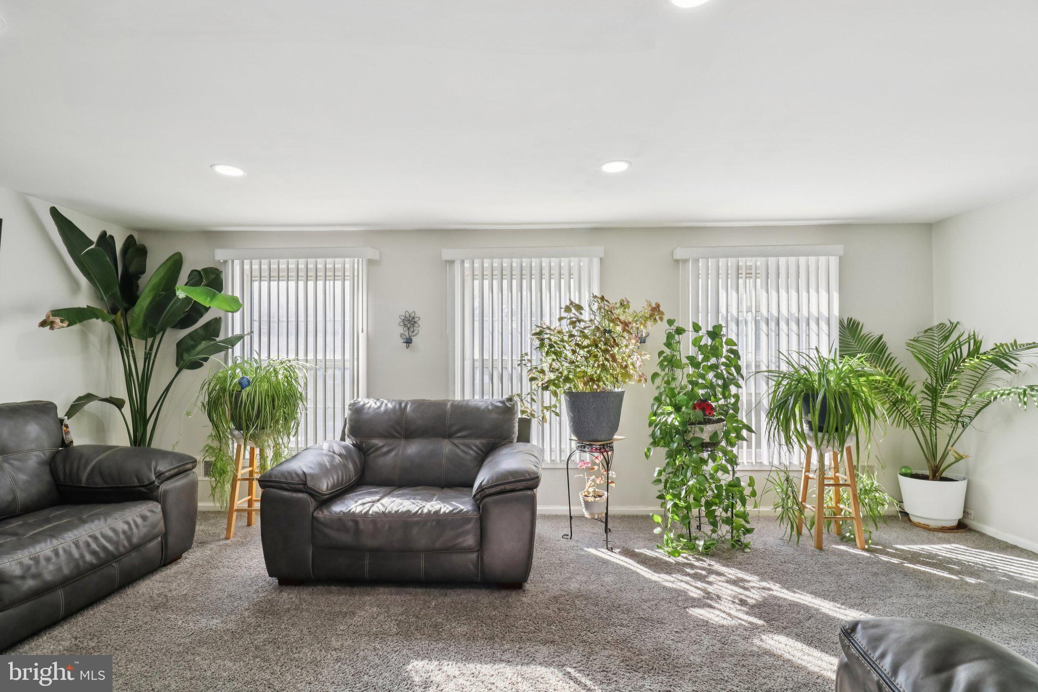 1456 Potomac Heights Drive, Unit 145 Fort Washington, MD 20744 - Photo 7 of 50 a living room with furniture and a potted plant