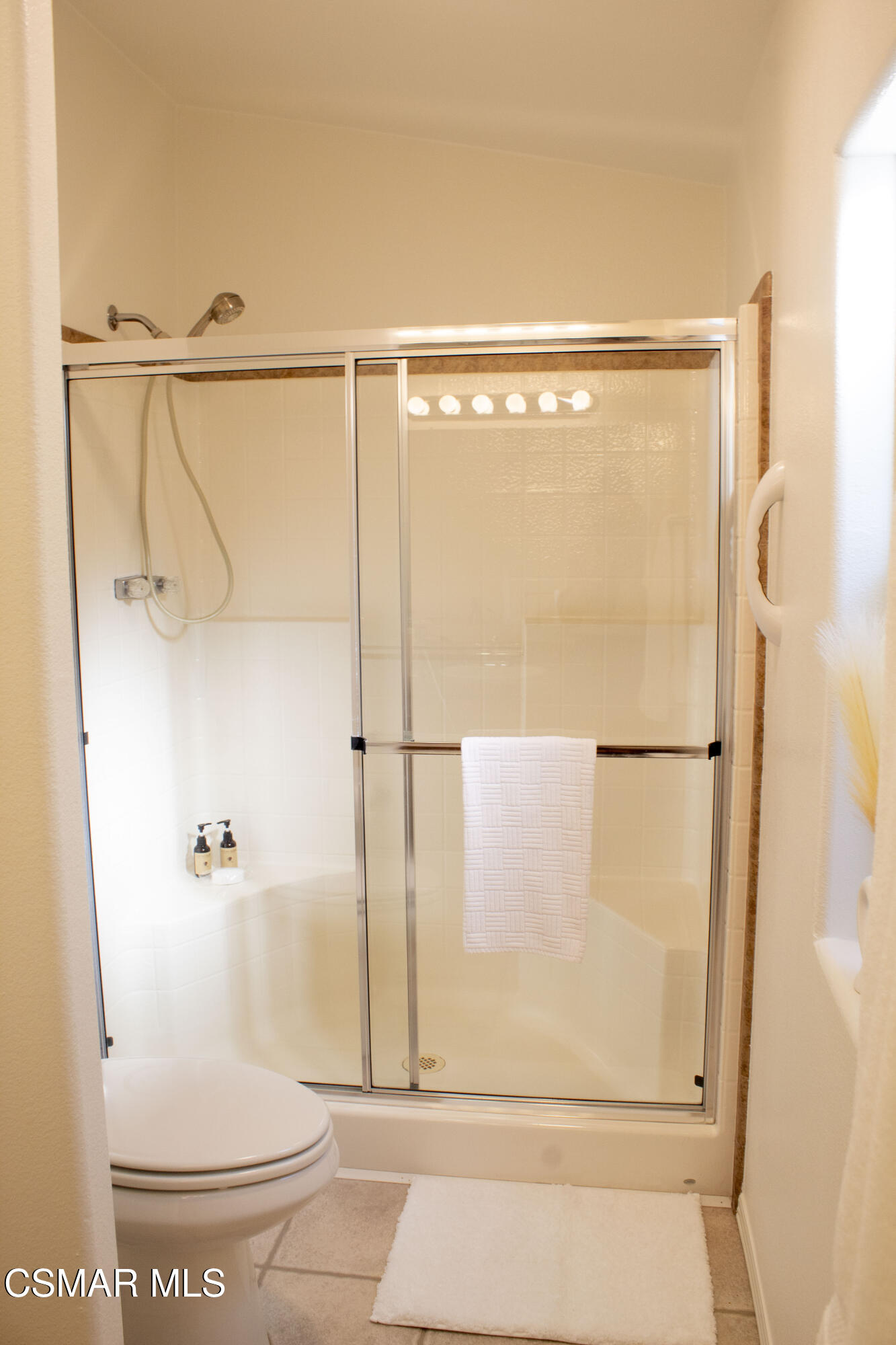 59 Farland Drive Thousand Oaks, CA 91320 - Photo 13 of 24 a bathroom with a glass shower door