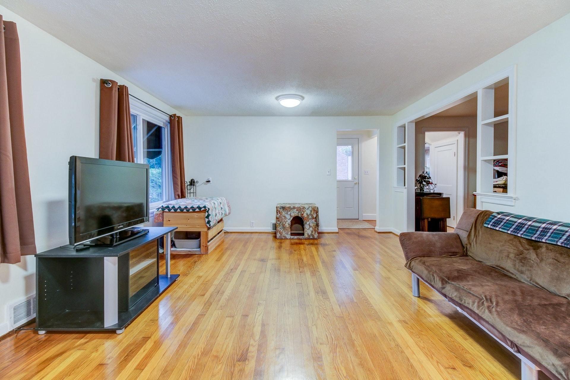 2628 Weaver Road Southwest Roanoke, VA 24015 - Photo 6 of 35 006-289557-2628 Weaver Road Southwest-4_