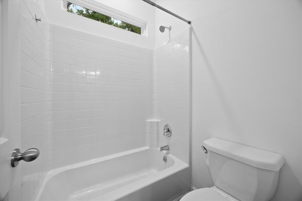 2526 Fox Point Circle Quinlan, TX 75474 - Photo 28 of 35 Auxiliary full bath