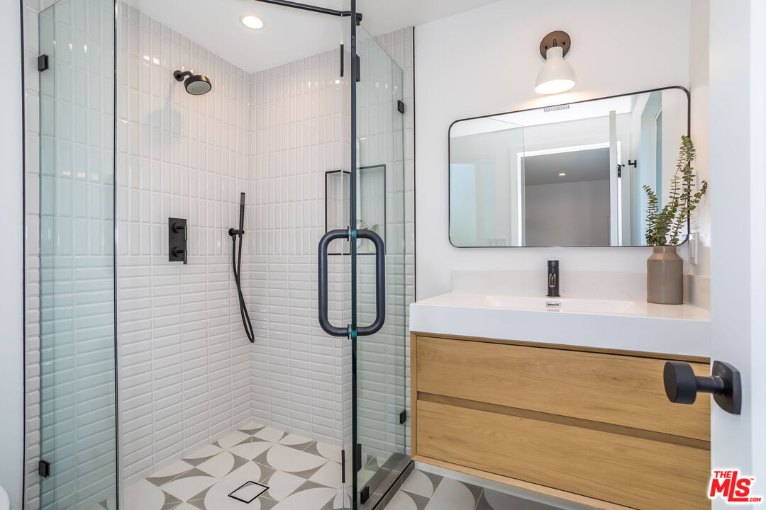 3941 Buckingham Road Los Angeles, CA 90008 - Photo 7 of 11
