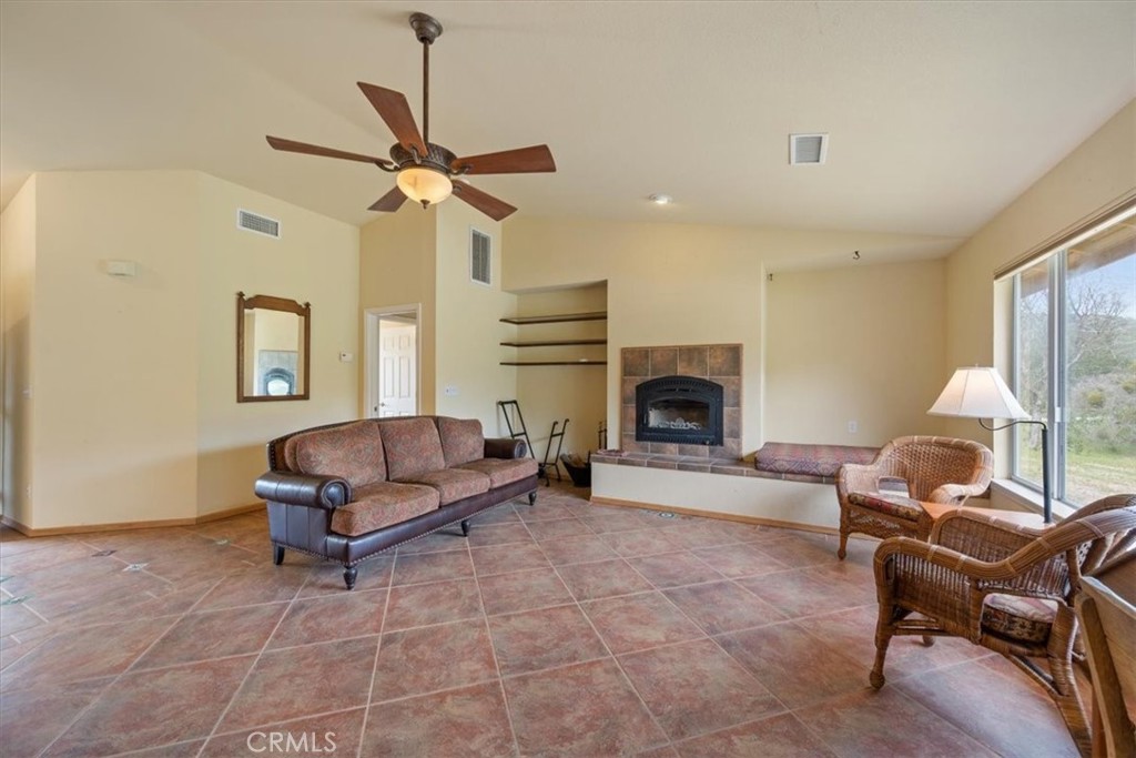 3151 Parkhill Road Santa Margarita, CA 93453 - Photo 9 of 55 Living room Main House