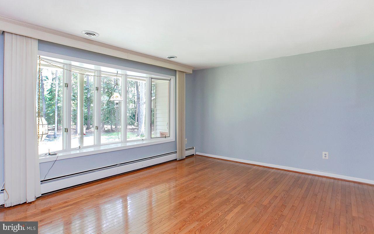 9 Lynn Ridge Court Manchester, MD 21102 - Photo 3 of 51 Beautiful Hardwood Flooring in LR