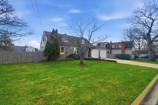 $779,000 | 5 Erlwein Court, Massapequa, NY 11758