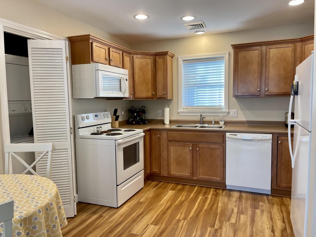 35 Barefoot Cottage Road, Unit 107 Wells, ME 04090 - Photo 4 of 25 4. Kitchen