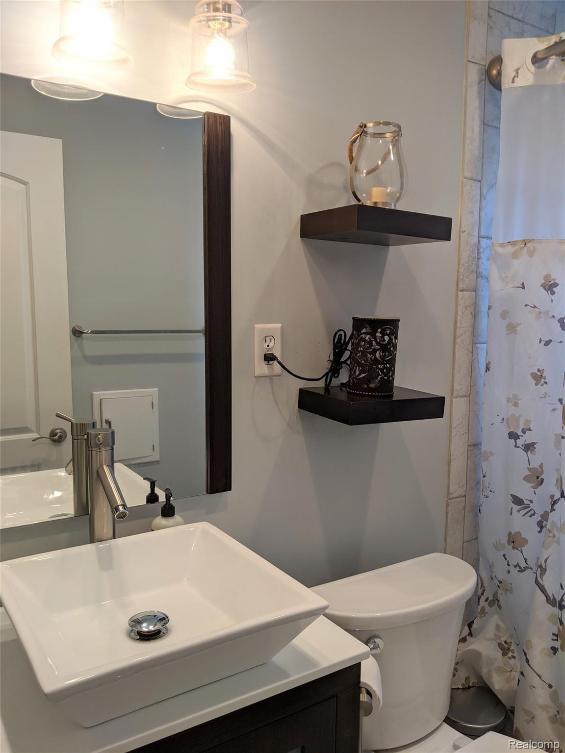 13357 Rosedale Street Southgate, MI 48195 - Photo 18 of 37 Bathroom view 3