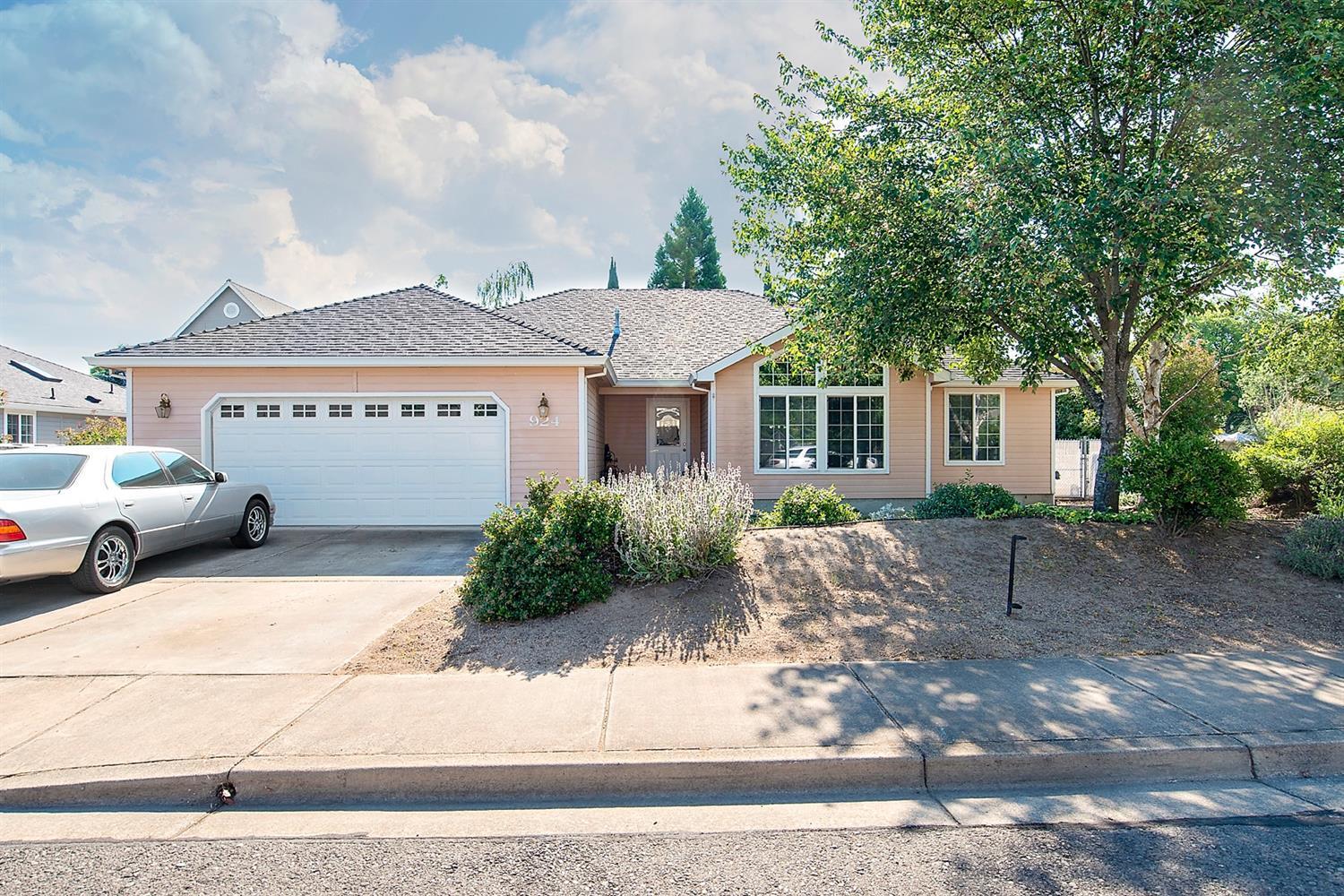 924 Mendolia Way Central Point, OR 97502 - Photo 1 of 15 Primary Photo