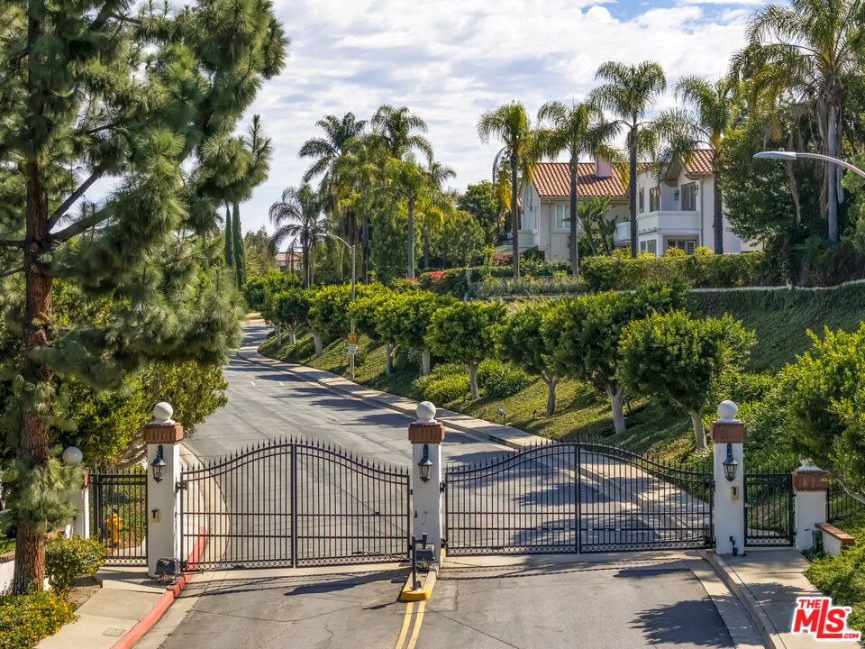 12612 Promontory Road Los Angeles, CA 90049 - Photo 4 of 5 Gallery Image 4
