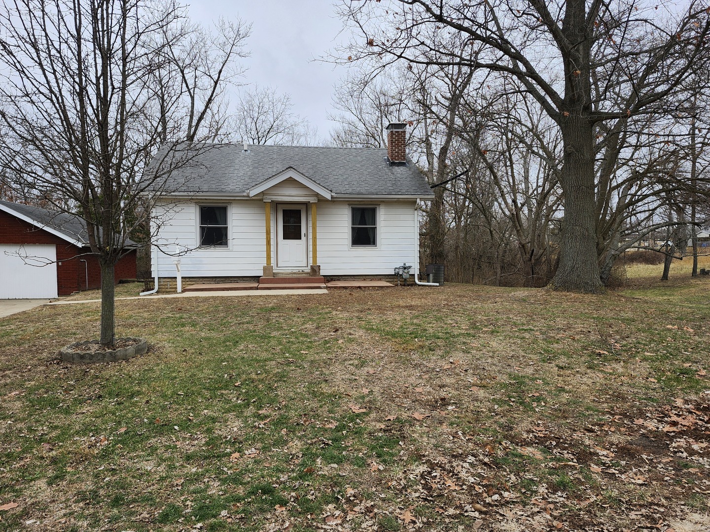 561 North Glendale Avenue Decatur, IL 62521 - Photo 1 of 1 a front view of a house with a yard