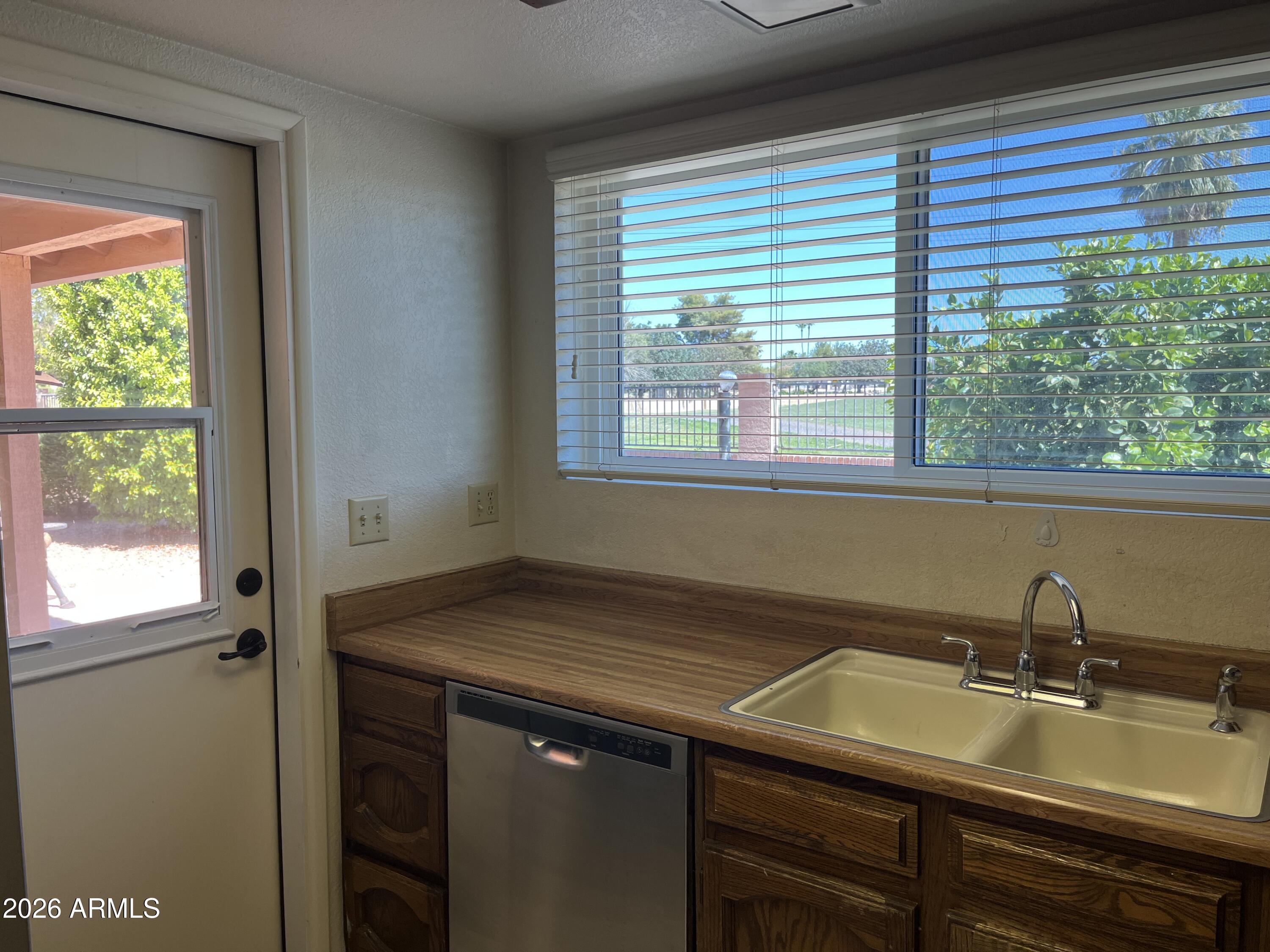 10624 West Griswold Road Peoria, AZ 85345 - Photo 10 of 28