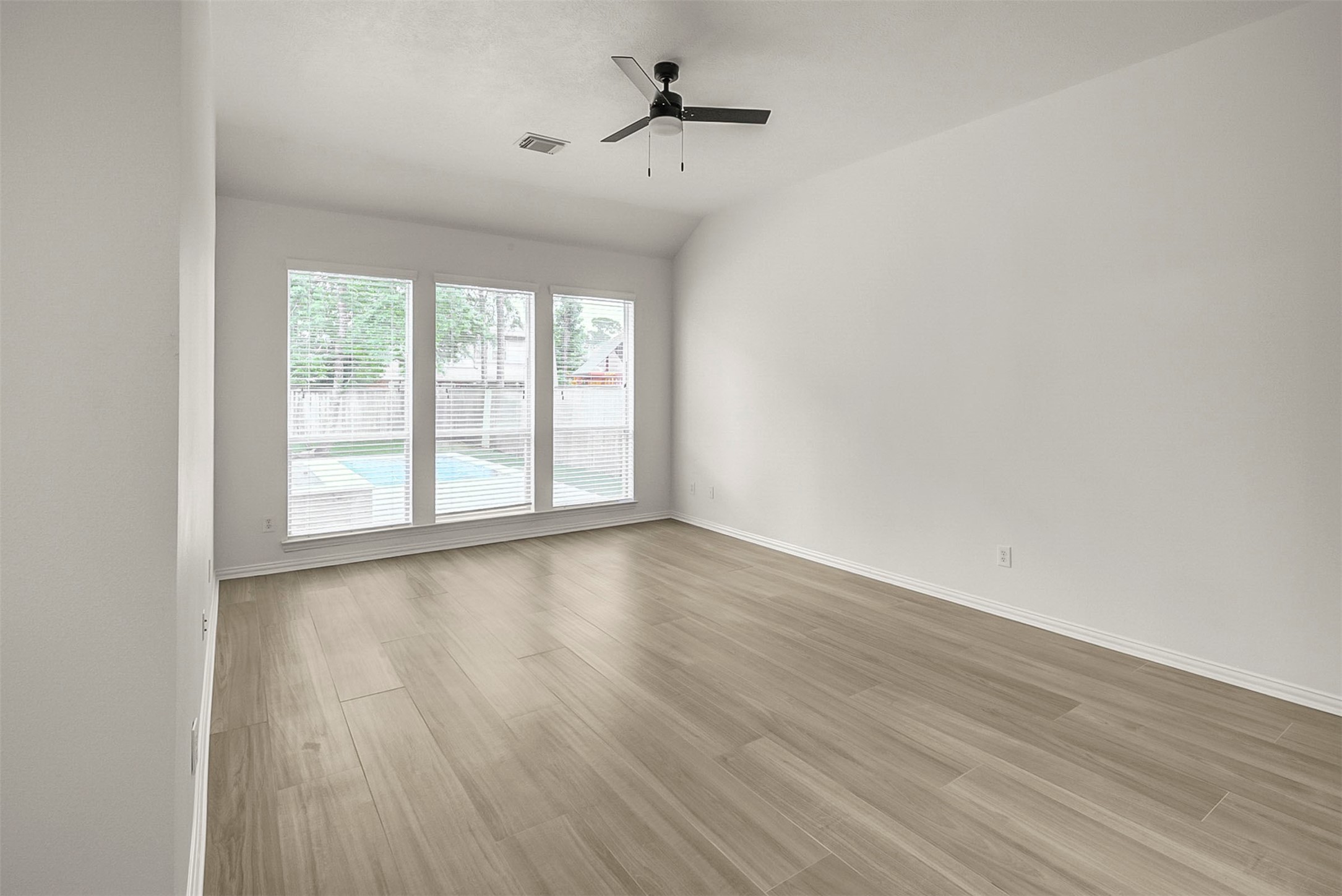 10 Chippewa Trail Spring, TX 77389 - Photo 17 of 46 Primary Bedroom