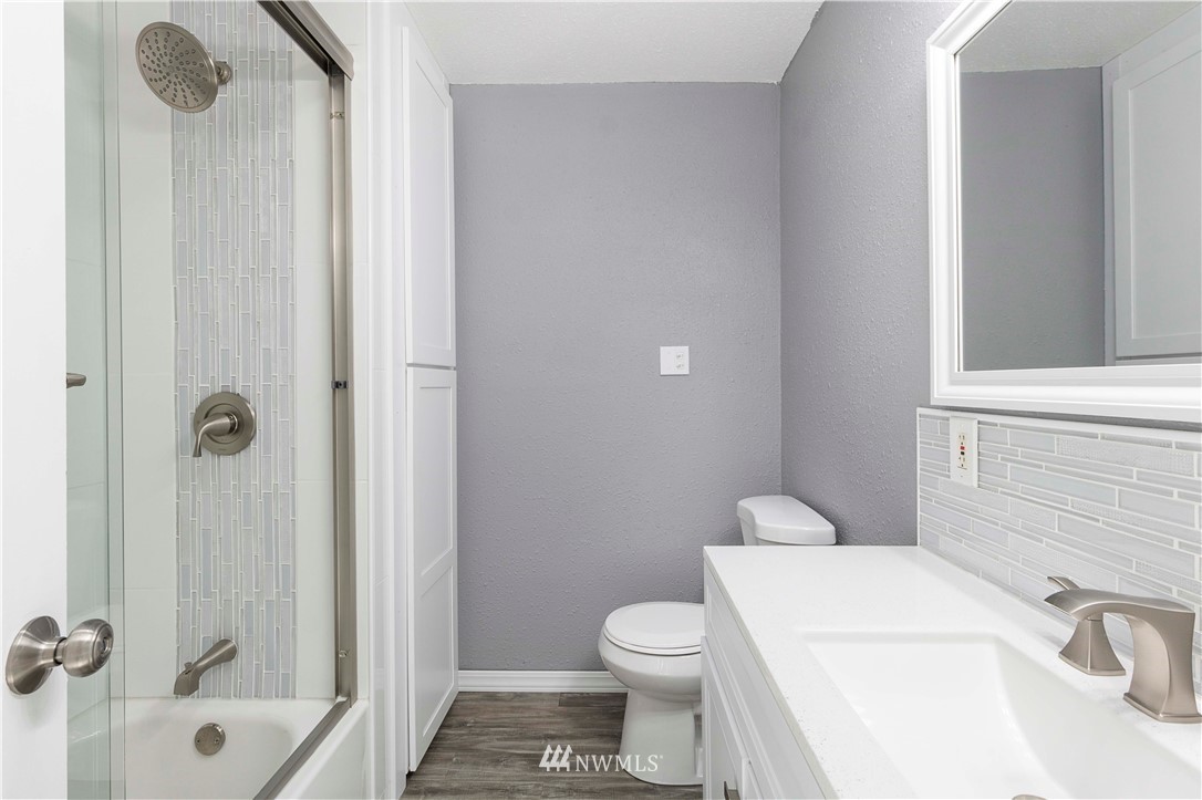 10101 James Road Southwest Rochester, WA 98579 - Photo 18 of 34 a bathroom with a sink toilet and shower