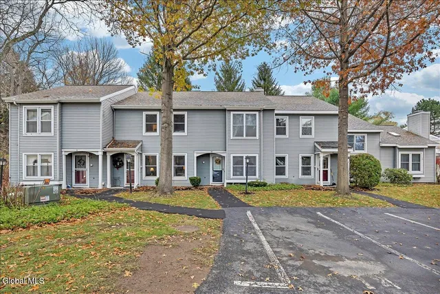 $295,000 | 15 Wilton Court, Halfmoon, NY 12065