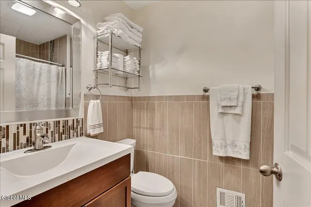 $295,000 | 15 Wilton Court, Halfmoon, NY 12065