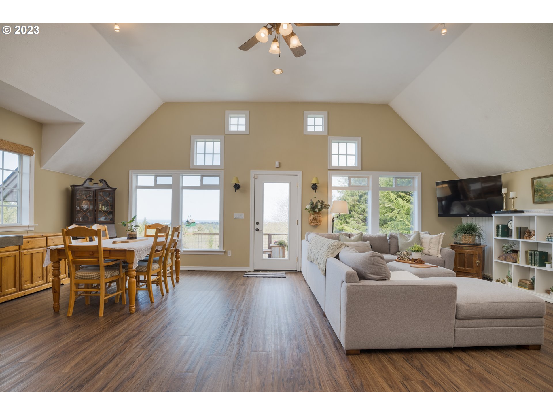 33527 Beerman Creek Road Seaside, OR 97138 - Photo 12 of 34 Living Room