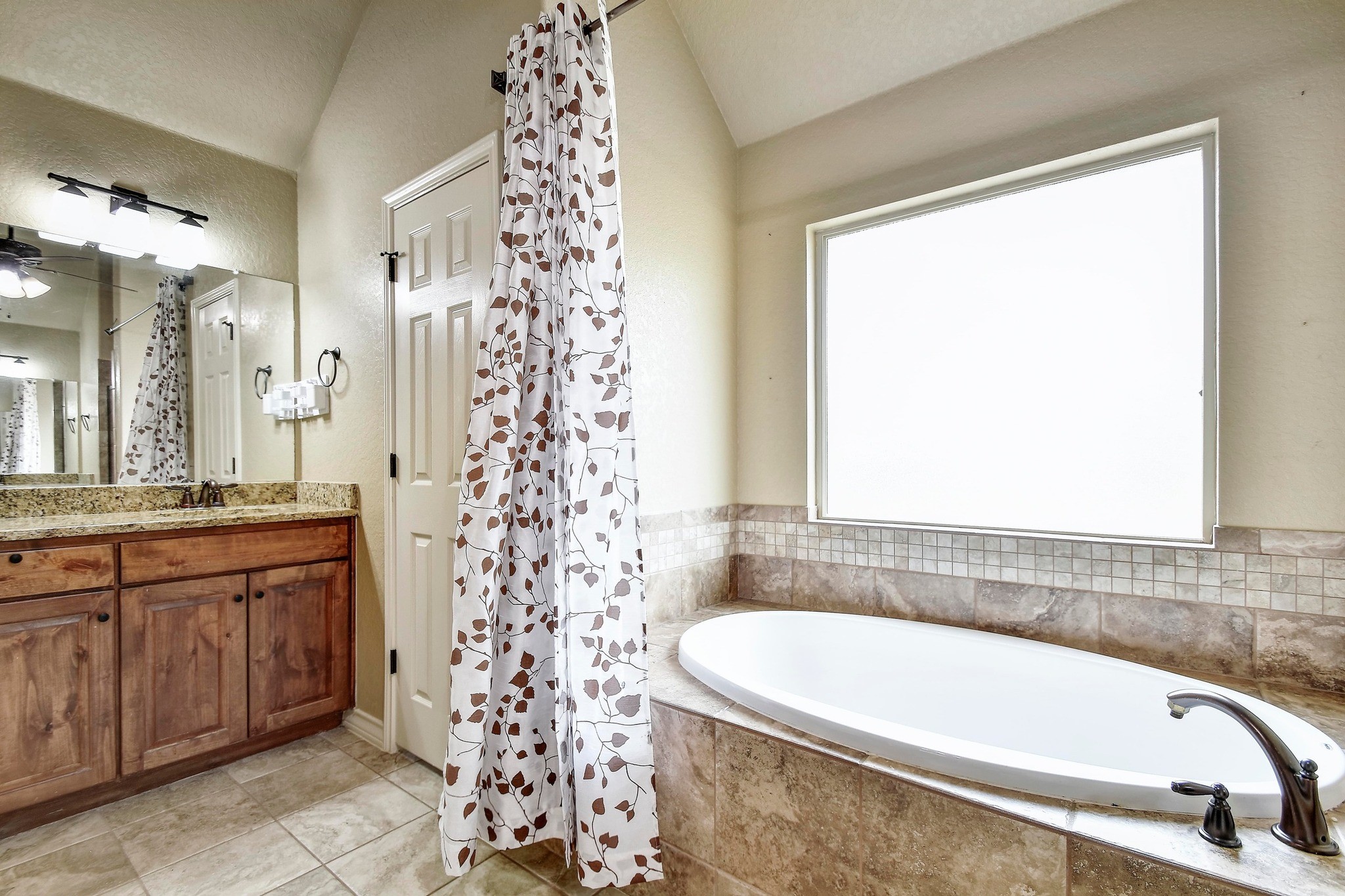 158 Pullman Road La Vernia, TX 78121 - Photo 20 of 39 a bathroom with a bathtub and shower